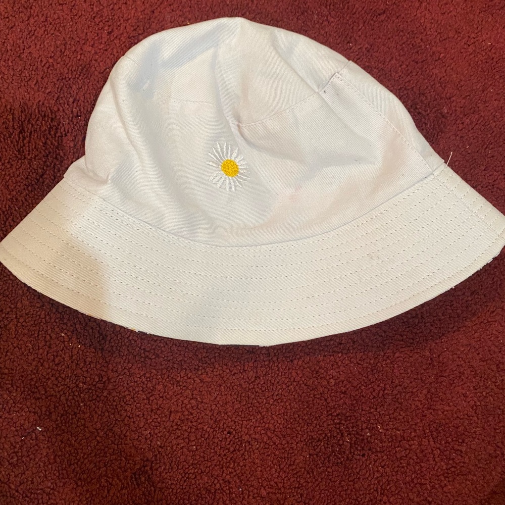White Bucket Hat w/ flower inside